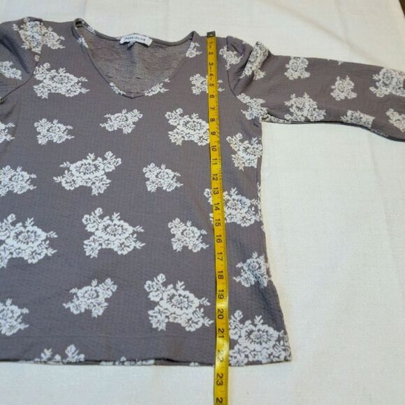 Rose + Olive Gray Floral 3/4 Sleeve Textured Top Size Small - Picture 8 of 10